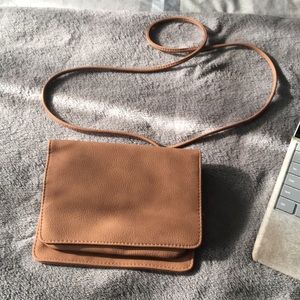Small shoulder bag.